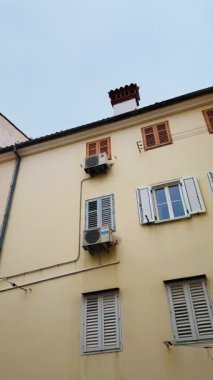 Piran, Slovenya - 29 Mart 2025: Antik Slovenya sahil kenti Piran 'da küçük bir avlu evi manzarası