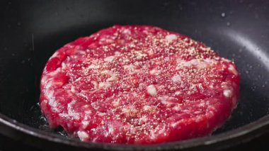 Sıcak tavada pişen taze çiğ sığır eti eti, yakın plan yemek, zoom