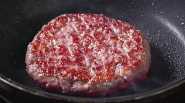 Taze kıymalı burger köftesi sıcak tavada pişer, yemek yakın plan, zoom