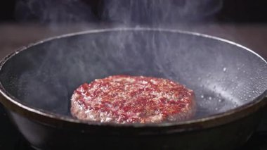 Taze kıymalı burger köftesi sıcak tavada pişer, yemek yakın plan, zoom