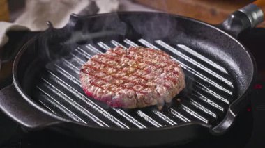 Sıcak ızgara tavada taze et, yakın plan yemek.