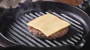 Kızarmış tavada peynir dilimlenmiş taze et, yakın plan yemek, yakınlaştırma.