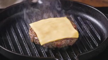 Kızarmış tavada peynir dilimli taze kıymalı et, yakın plan yemek.