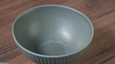Aşçı taze sebzeli gazpacho çorbasını kaseye dök, soğuk domates çorbası yapma süreci. Yemek yakın plan.