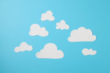 Beyaz kağıt bulutlar mavi kağıt gökyüzü arkaplanı