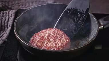 Taze kıymalı burger köfte sıcak tavada pişer, yemek yakın plan.
