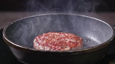 Taze kıymalı burger köfte sıcak tavada pişer, yemek yakın plan.