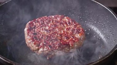 Taze kıymalı burger köftesi sıcak tavada pişer, yemek yakın plan, zoom