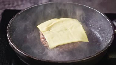 Aşçı peynire taze et dilimi koymuş et köftesi sıcak tavada pişmiş, yemek yakın plan