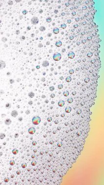 Köpüklü arka plan. Sıvı sabun köpükleri, köpük köpükleri. Köpüklü sabun köpüğü dönüyor, beyaz fon. Sabun sud makro yapısı yakın plan. Temizlik, temizlik, çamaşır, çamaşır.