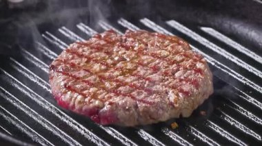 Sıcak ızgarada taze et, yakın plan yemek, zoom. 