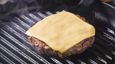 Aşçı, ızgaradan taze et, peynir dilimli et, yiyecek yakın plan.