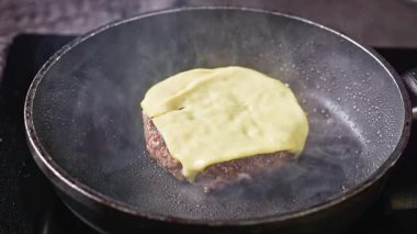 Taze kıymalı köfte, peynirli börek, sıcak tavada pişirme, yakın plan yemek, tavadan çıkar.
