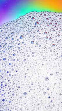 Köpüklü arka plan. Sıvı sabun köpükleri, köpük köpükleri. Köpüklü sabun köpüğü dönüyor, beyaz fon. Sabun sud makro yapısı yakın plan. Temizlik, temizlik, çamaşır, çamaşır.