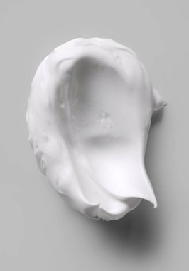 gri arka plan üzerinde beyaz kozmetik krem