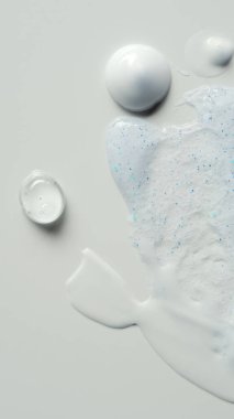 nötr arka planda çeşitli kozmetik kremler ve ürünler, üst görünüm