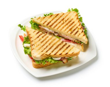 Beyaz arka planda izole edilmiş tabak üzerindeki kulüp sandviçi