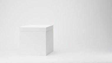 Beyaz arka planda soyut beyaz boyanmış tahta kutuyu hareket ettirme, hareket hareketini durdur video