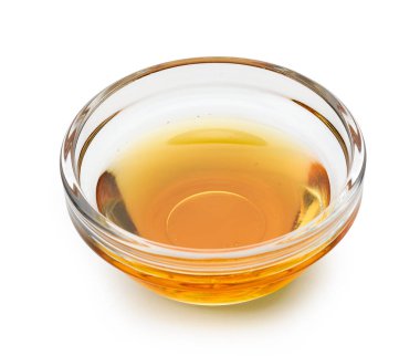 Beyaz arkaplanda izole edilmiş susam yağı kasesi