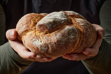 Fırıncıların ellerinde taze pişmiş zanaatkar ekmeği