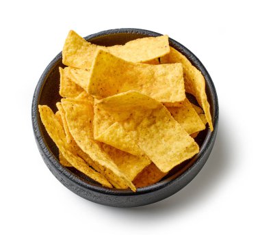 Beyaz arka planda izole edilmiş bir kase tortilla soyulmuş cips.