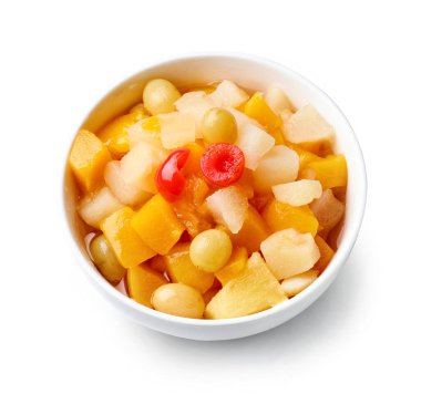 Beyaz arka planda izole edilmiş konserve meyve salatası kokteyli.