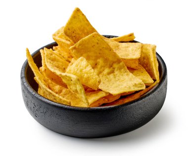 Beyaz arka planda izole edilmiş bir kase tortilla soyulmuş cips.