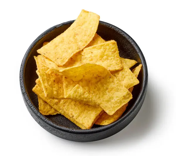 Beyaz arka planda izole edilmiş bir kase tortilla soyulmuş cips.