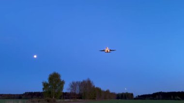 Yolcu uçağı havaalanı pistine iniyor.