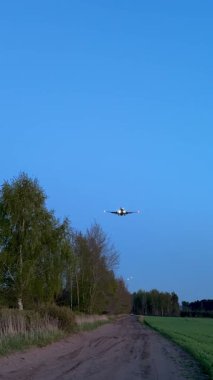 Yolcu uçağı havaalanına iniyor.