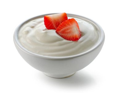 Beyaz arka planda yalıtılmış çilekli yoğurt kasesi