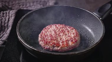 Taze kıymalı burger köfte sıcak tavada pişer, yemek yakın plan.