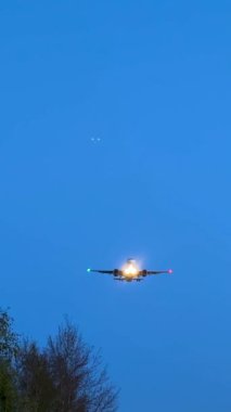 Yolcu uçağı havaalanına iniyor.