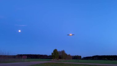 Yolcu uçağı havaalanı pistine iniyor.