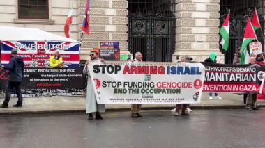 Londra, İngiltere - 21 Mayıs 2025: Bir Filistinli destek grubu, İsrail 'in orta Londra' daki bir gösteride İsrail 'in işgaline karşı slogan attı, İsrail' i silahlandırmayı bırakın