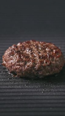 taze kıymalı burger köftesi sıcak ızgarada pişer, yemek yakın plan, zoom