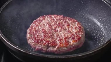 Taze kıymalı burger köftesi sıcak tavada pişer, yemek yakın plan, zoom