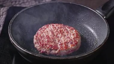 Taze kıymalı burger köftesi sıcak tavada pişer, yemek yakın plan, zoom