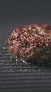 Taze kıymalı burger köftesi sıcak ızgarada pişiyor, yemek yakın plan.