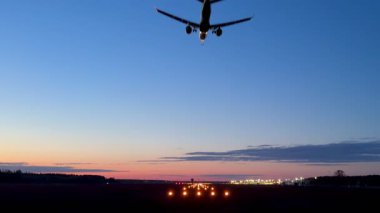 Yolcu uçağı havaalanı pistine iniyor.