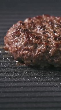 Taze kıymalı burger köftesi sıcak ızgarada pişiyor, yemek yakın plan.