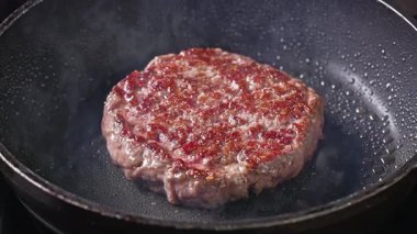 Taze kıymalı burger köftesi sıcak tavada pişer, yemek yakın plan, zoom