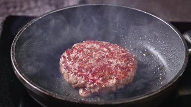 Taze kıymalı burger köftesi sıcak tavada pişer, yemek yakın plan, zoom