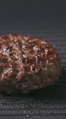 Taze kıymalı burger köftesi sıcak ızgarada pişiyor, yemek yakın plan.