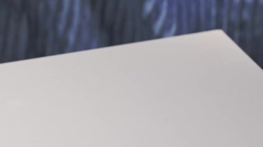 Taze meyve salatasıyla dolu beyaz bir kase, sağlıklı bir yemek için insan eliyle masaya konur.