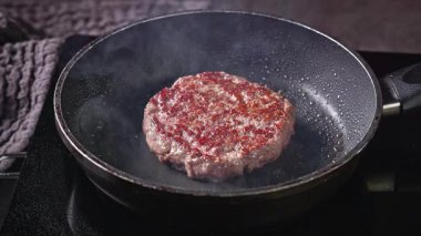 Taze kıymalı burger köfte sıcak tavada pişer, yemek yakın plan.