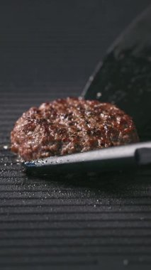 Aşçı etrafında döner taze et burger köfte sıcak ızgarada pişirme, yemek yakın çekim