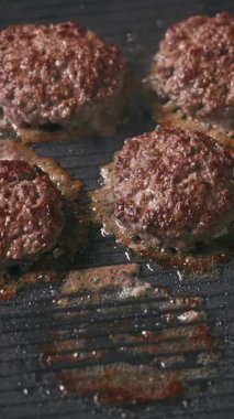 Aşçı taze kıymalı burgeri ortadan kaldırır köfte ızgarada pişer, yemek yakın plan