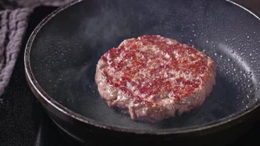 Taze kıymalı burger köftesi sıcak tavada pişer, yemek yakın plan, zoom