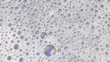 Köpüklü arka plan. Sıvı sabun köpükleri, köpük köpükleri. Köpüklü sabun köpüğü dönüyor, beyaz fon. Sabun sud makro yapısı yakın plan. Temizlik, temizlik, çamaşır, çamaşır.